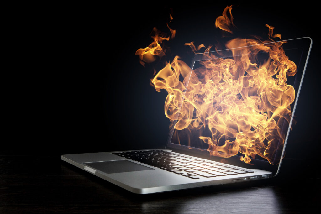 Laptop, Bildschirm brennt (wirklich mit Feuer), Hintergrund schwarz
IT-Security Sicherheit IT-Sicherheit Security