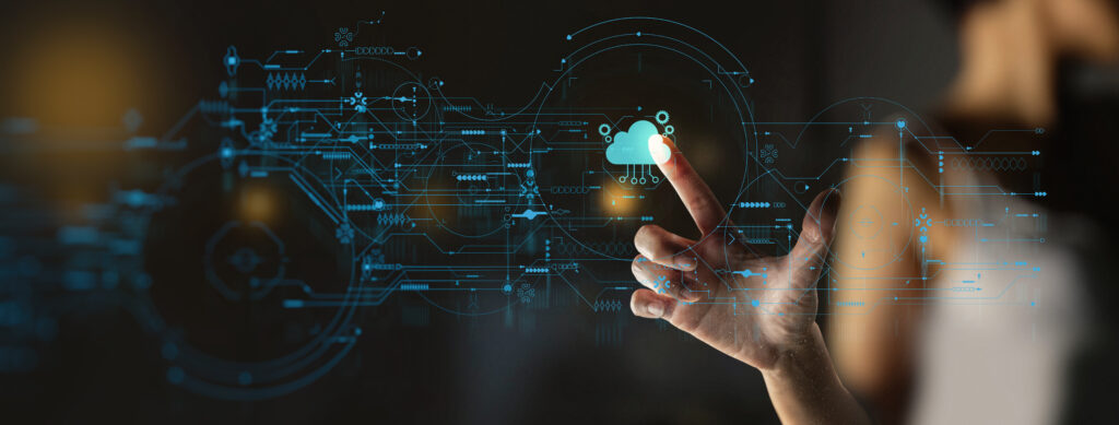 Bild zeigt eine Person, die an einem virtuellen Display auf eine Cloud-Wolke drückt, somit den Umstieg in die digitale Cloud startet